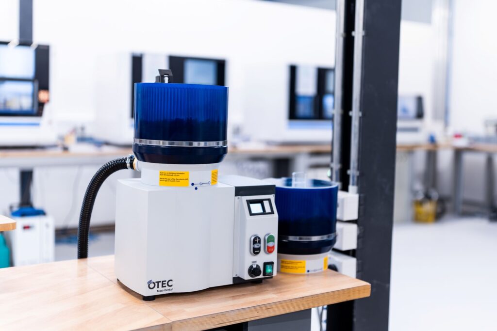 image of the OTEC Maxi Dental polishing machine on a counter top 